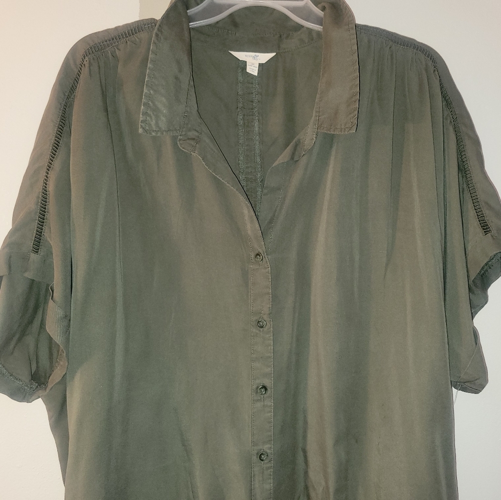 Plus Size Button-Up blouse - Picture 3 of 9